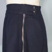 Load image into Gallery viewer, 40s PLEATED SPORTY MIDNIGHT BLUE/BLACK CULOTTE SHORTS - 27.5-28"