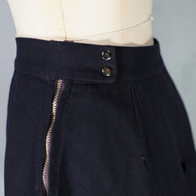 Load image into Gallery viewer, 40s PLEATED SPORTY MIDNIGHT BLUE/BLACK CULOTTE SHORTS - 27.5-28"
