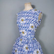 Load image into Gallery viewer, 50s 60s BLUE BASKET WEAVE AND LARGE DAISY PRINT COTTON DAY DRESS - S