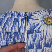 Load image into Gallery viewer, 50s 60s BLUE BASKET WEAVE AND LARGE DAISY PRINT COTTON DAY DRESS - S