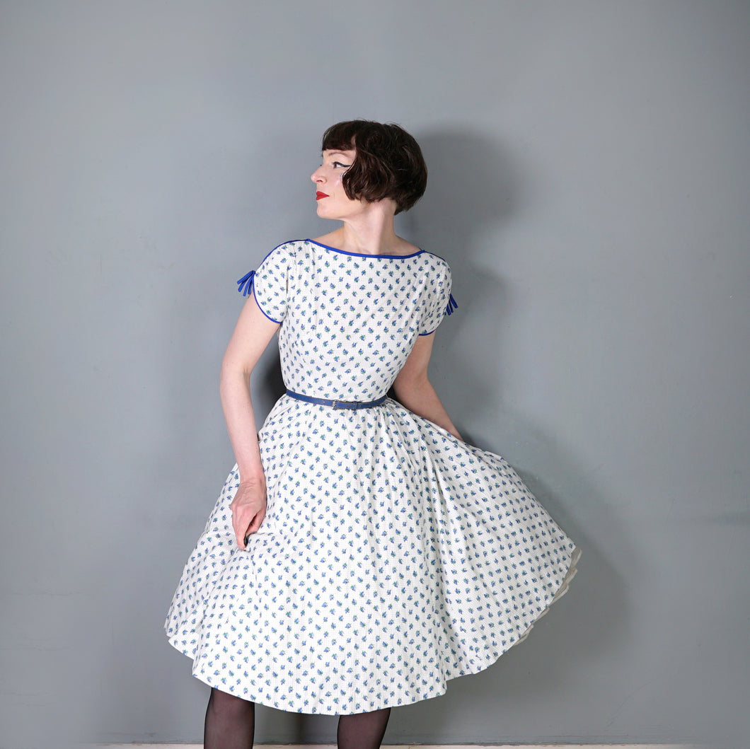 60s BLUE WHITE ROSEBUD FLORAL AND POLKA DOT PRINT COTTON DAY DRESS - XS / petite fit