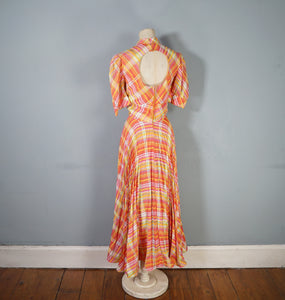 70s BRIGHT ORANGE AND PINK CHECKED PLEATED MAXI DRESS WITH CUT OUT BACK - S