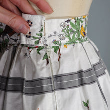 Load image into Gallery viewer, HANDMADE 50s style BIRD PRINT NOVELTY FULL SKIRT - 25-26"