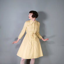 Load image into Gallery viewer, 70s YELLOWY BEIGE BELTED FIT AND FLARE AUTUMN TRENCHCOAT - XS / petite