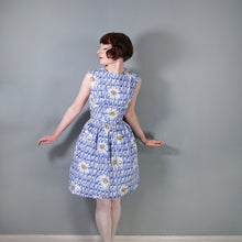 Load image into Gallery viewer, 50s 60s BLUE BASKET WEAVE AND LARGE DAISY PRINT COTTON DAY DRESS - S