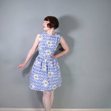 Load image into Gallery viewer, 50s 60s BLUE BASKET WEAVE AND LARGE DAISY PRINT COTTON DAY DRESS - S