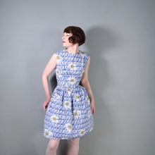 Load image into Gallery viewer, 50s 60s BLUE BASKET WEAVE AND LARGE DAISY PRINT COTTON DAY DRESS - S