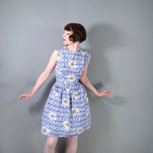 Load image into Gallery viewer, 50s 60s BLUE BASKET WEAVE AND LARGE DAISY PRINT COTTON DAY DRESS - S