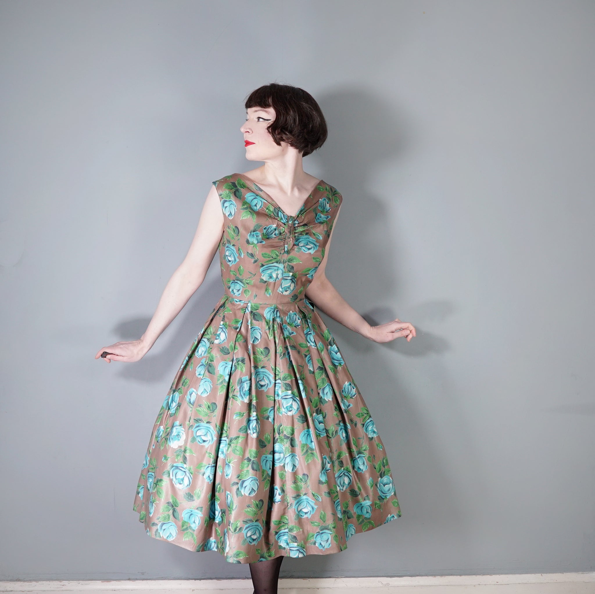 ROMANTIC 50s FULL SKIRTED BROWN RAYON DRESS WITH ROSE PRINT ROMANTIC 50s FULL SKIRTED BROWN RAYON DRESS WITH ROSE PRINT