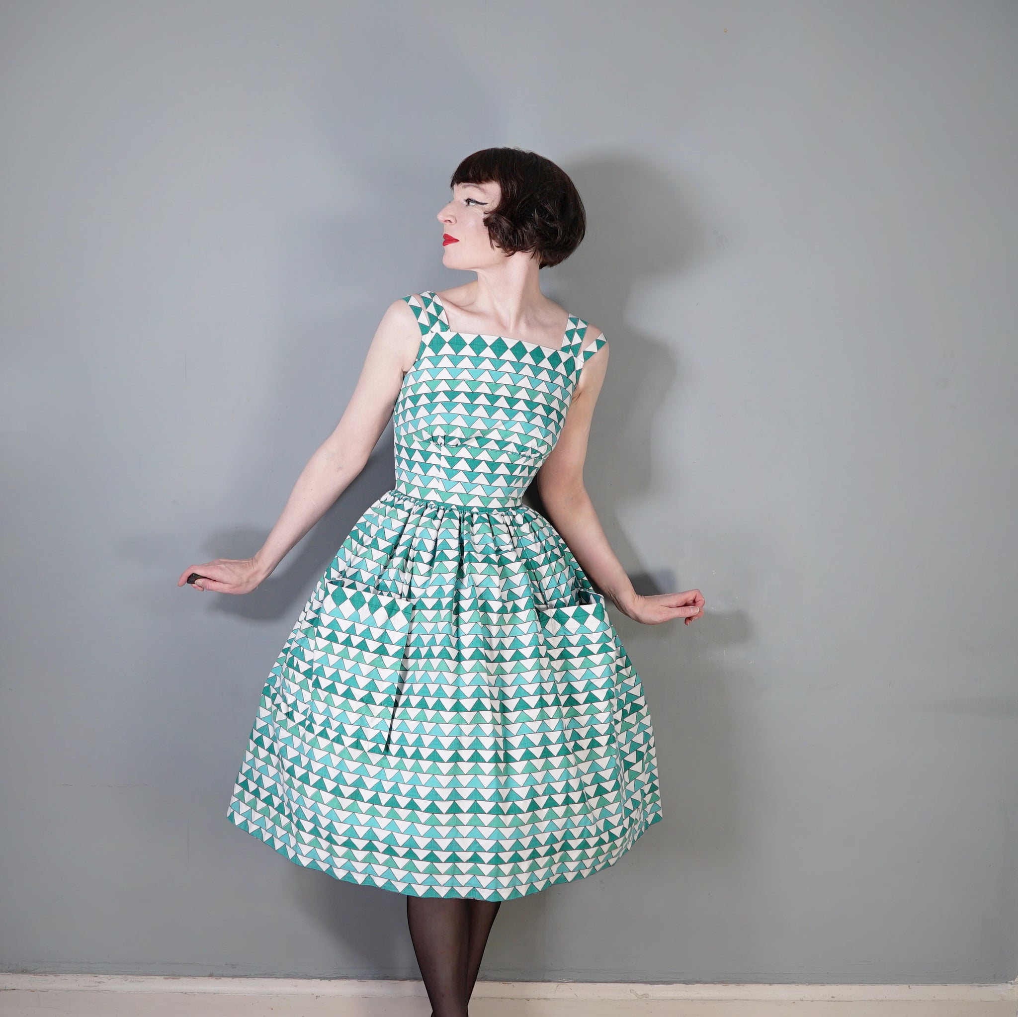 HANDMADE 50s GREEN TRIANGLE PRINT FULL SKIRTED SUN DRESS - XS Sartorial Matters HANDMADE 50s GREEN TRIANGLE PRINT FULL SKIRTED SUN DRESS - XS Sartorial Matters