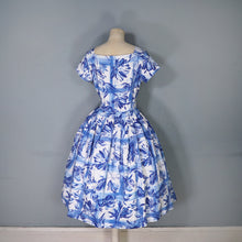 Load image into Gallery viewer, 50s PEGGY PAGE BLUE WHITE PAINTERLY FLORAL CHECK COTTON DAY DRESS - M