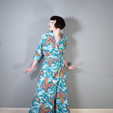 Load image into Gallery viewer, 40s SEERSUCKER COTTON TURQUOISE BUTTERFLY PRINT WRAP ROBE DRESS - M