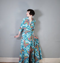 Load image into Gallery viewer, 40s SEERSUCKER COTTON TURQUOISE BUTTERFLY PRINT WRAP ROBE DRESS - M