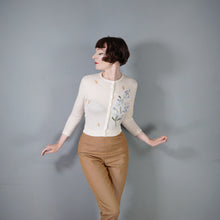 Load image into Gallery viewer, 50s / 60s BALLENTYNE INTARSIA BUMBLE BEE AND FLOWER PURE CASHMERE CARDIGAN - XS-S