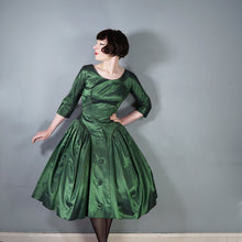 Load image into Gallery viewer, 50s SHIMMERING METALLIC EMERALD GREEN MELBRAY FULL SKIRTED PARTY DRESS - S