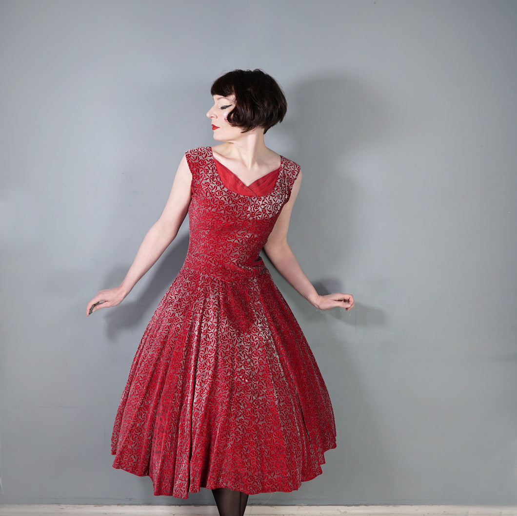 40s RED AND SILVER FLOCKED VELVET DRAMATIC EVENING DRESS - S