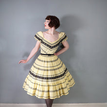 Load image into Gallery viewer, 50s YELLOW GINGHAM AND BLACK LACE FULL SKIRTED PATIO DRESS S-M