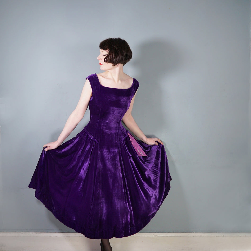 40s 50s BEAUTIFUL PURPLE SILK VELVET PARTY DRESS WITH SPARKLY BOW - S