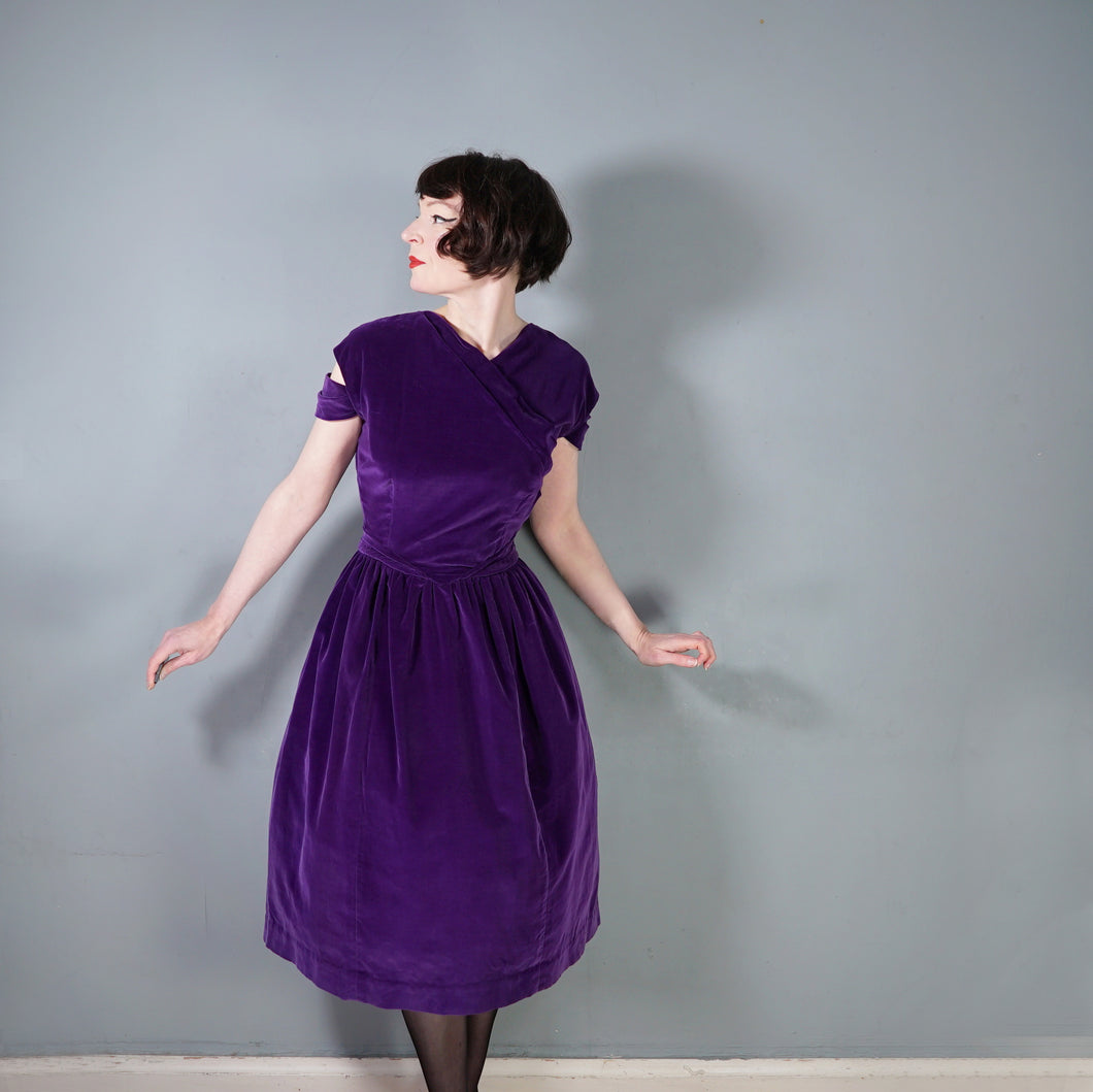 60s HANDMADE PURPLE VELVET PARTY DRESS WITH CUT OUT SHOULDER - M