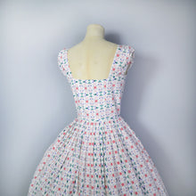 Load image into Gallery viewer, 50s PRINTED WHITE COTTON FULL SKIRTED SUN DRESS - XS-S