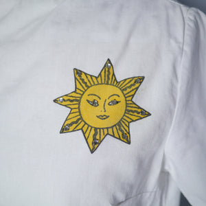 60s CROPPED WHITE COTTON SHIRT / TUNIC WITH FISH AND SUN MOTIF - S