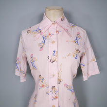 Load image into Gallery viewer, 70s PINUP PRINT PASTEL PINK NOVELTY BLOUSE / SHIRT - XS
