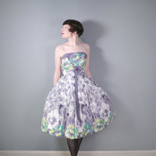 Load image into Gallery viewer, 50s GREY WHITE AND GREEN STRAPPY FLORAL BORDER PRINT SUN DRESS WITH SHAWL - XS