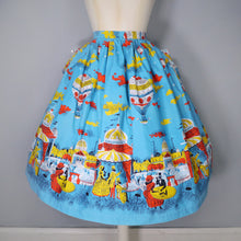 Load image into Gallery viewer, 50s VICTORIAN SPECTATORS AND HOT AIR BALLON BORDER PRINT NOVELTY SKIRT - 30&quot;