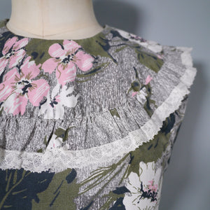 50s / 60s GREY AND PINK FLORAL BORDER PRINT COTTON DRESS WITH RUFFLE COLLAR - S