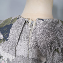 Load image into Gallery viewer, 50s / 60s GREY AND PINK FLORAL BORDER PRINT COTTON DRESS WITH RUFFLE COLLAR - S
