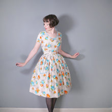Load image into Gallery viewer, SUMMERY FLORAL 50s DRESS WITH FULL SKIRT AND HUGE POCKETS - S