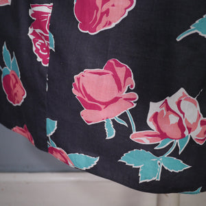 50s DARK FLORAL FULL SKIRTED DRESS WITH PINK AND RED ROSE PRINT - XS-S