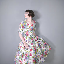 Load image into Gallery viewer, 50s HANDMADE WHITE FLORAL COTTON DRESS WITH FULL CIRCLE SKIRT -M