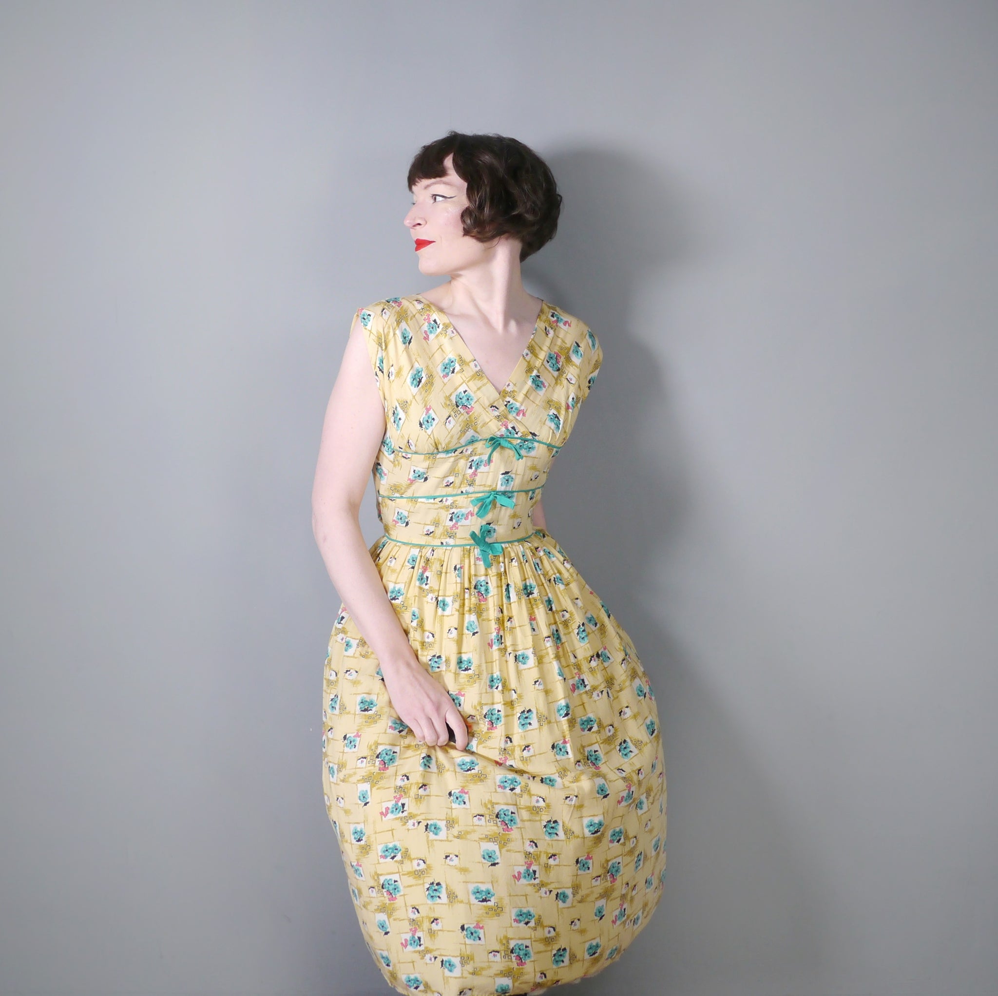 50s SOFT RAYON YELLOW 50s DRESS WITH GREEN RIBBONS AND BOWS - S-M Sartorial Matters 50s SOFT RAYON YELLOW 50s DRESS WITH GREEN RIBBONS AND BOWS - S-M Sartorial Matters
