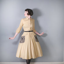 Load image into Gallery viewer, 40s BEIGE SHIRT DRESS WITH BLACK SOUTACHE POCKETS AND FULL SKIRT - XS