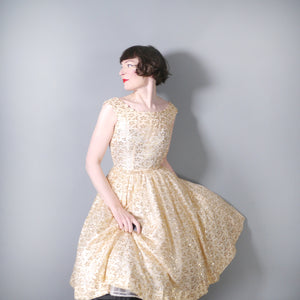 50s GOLD LACE OVERLAY CREAM FULL SKIRTED PARTY DRESS WITH SCALLOPED NECK - XS