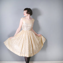 Load image into Gallery viewer, 50s GOLD LACE OVERLAY CREAM FULL SKIRTED PARTY DRESS WITH SCALLOPED NECK - XS