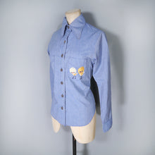 Load image into Gallery viewer, 70s EMBROIDERED CHICKEN CHAMBRAY COTTON DAGGER COLLAR SHIRT - XS-S