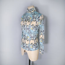 Load image into Gallery viewer, 70s NOVELTY TOULOUSE LAUTREC PRINT PASTEL BLUE ROLL NECK STRETCH TOP - S