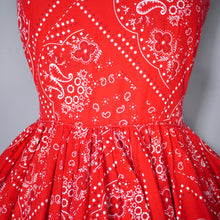 Load image into Gallery viewer, 50s DORIS DEB RED PAISLEY HANKERCHIEF PRINT CIRCLE SKIRT DAY DRESS - XS / PETITE