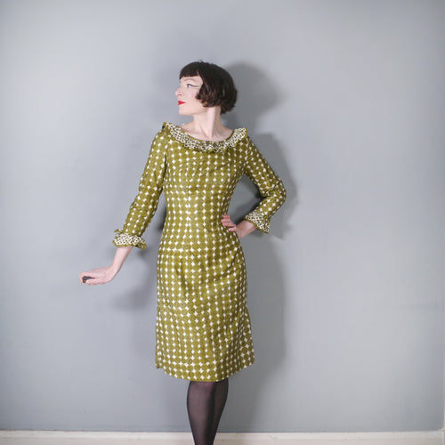 60s GLOBAL OLIVE GREEN PATTERNED WIGGLE DRESS WITH RUFFLE COLLAR - XS-S