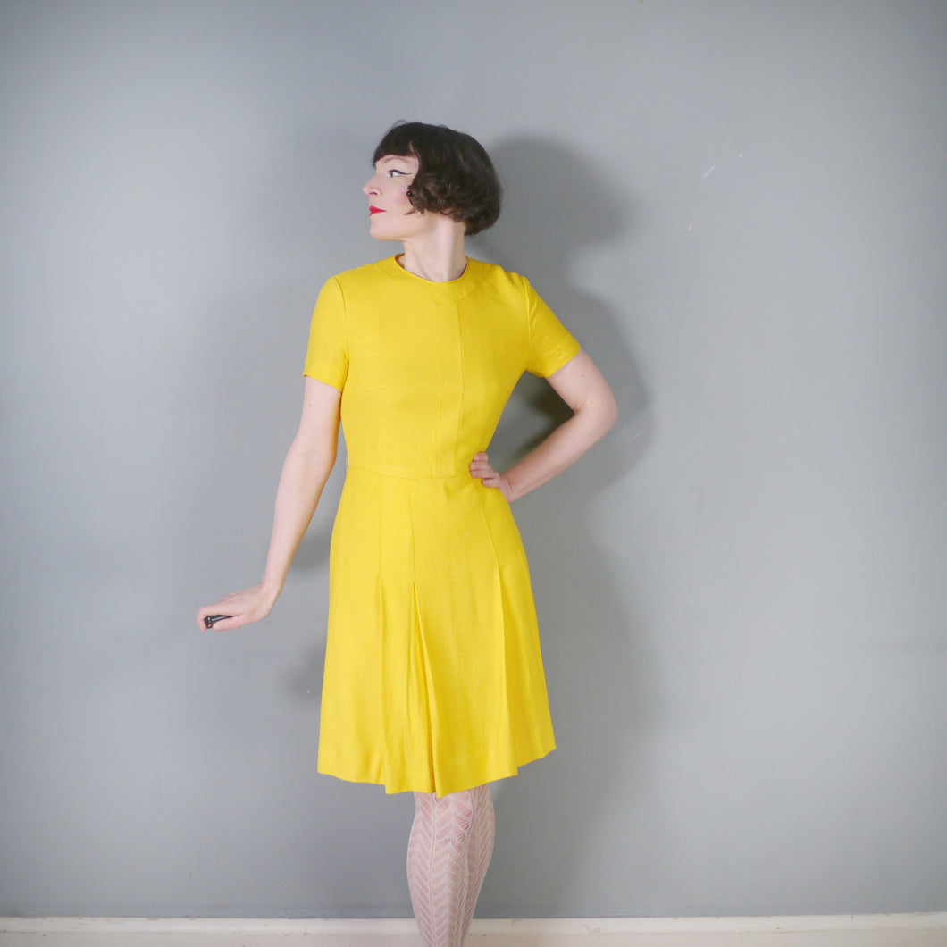 60s SLEEK BRIGHT YELLOW MOD SHIFT DRESS - M