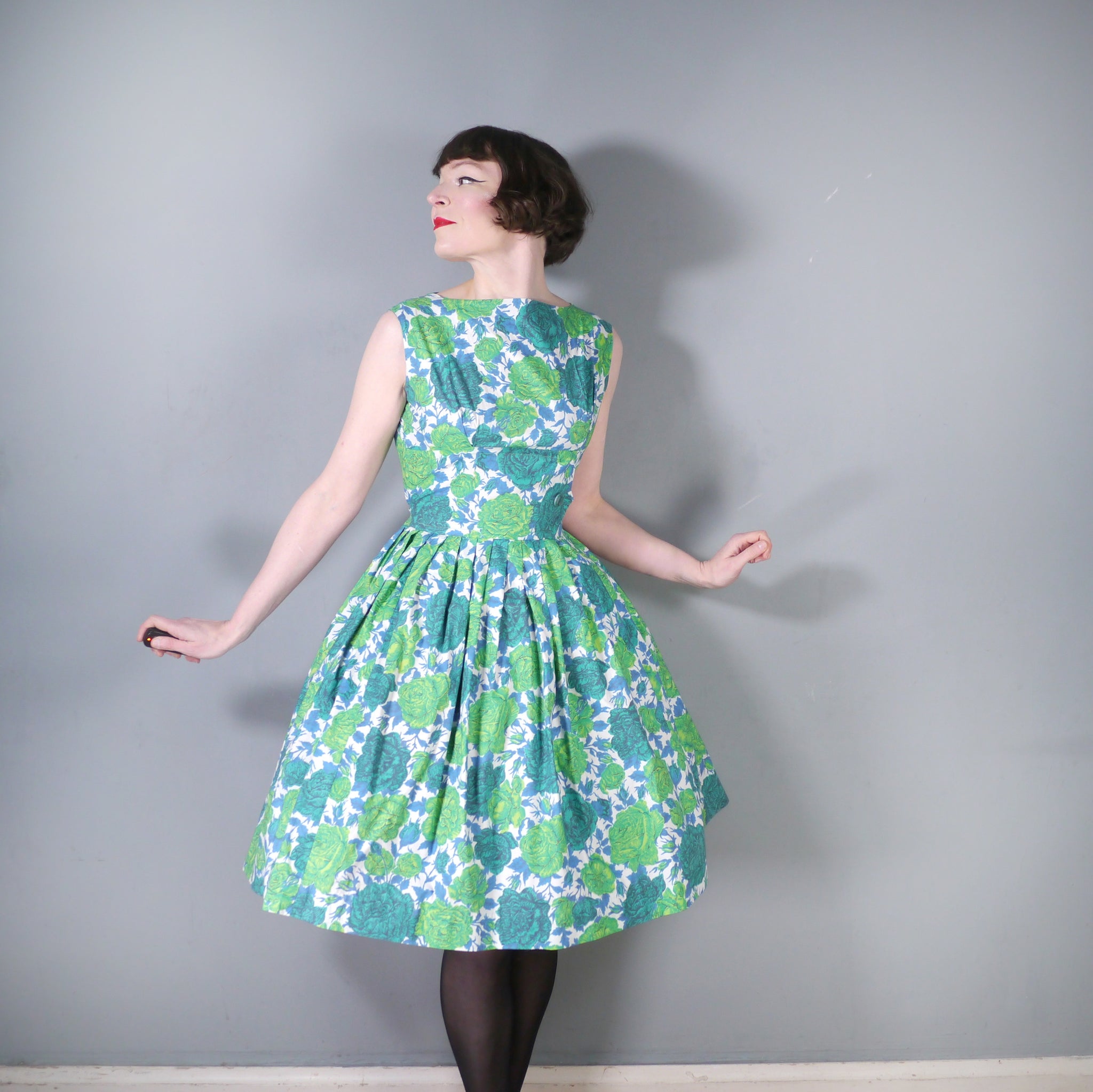 50s 60s VIVID GREEN LARGE FLORAL PRINT FULL SKIRTED COTTON DRESS - S-M Sartorial Matters 50s 60s VIVID GREEN LARGE FLORAL PRINT FULL SKIRTED COTTON DRESS - S-M Sartorial Matters