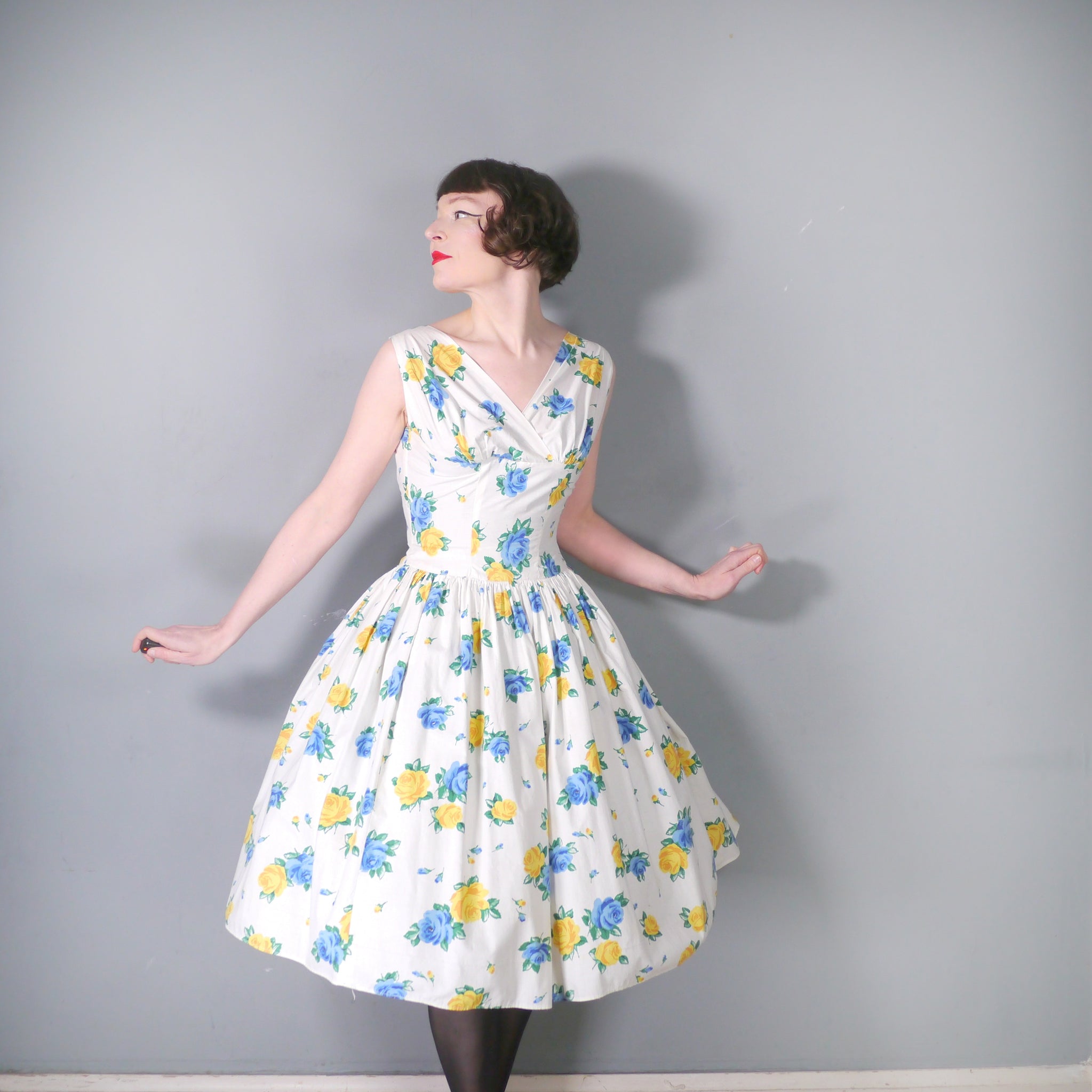 50s BLUE AND YELLOW ROSE PRINT FLORAL FULL SKIRTED COTTON DRESS 50s BLUE AND YELLOW ROSE PRINT FLORAL FULL SKIRTED COTTON DRESS
