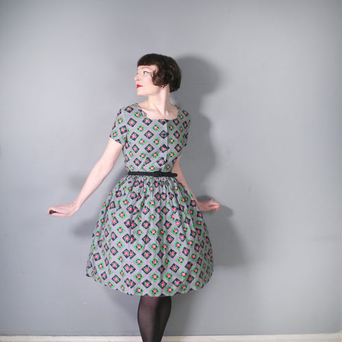 60s ROSE PRINT DIRNDL STYLE HOUNDSTOOTH DAY DRESS - M