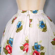 Load image into Gallery viewer, 50s WHITE NOVELTY FRUIT AND FLOWER BASKET PRINT BORDER SKIRT BY BANDOLA - 26&quot;