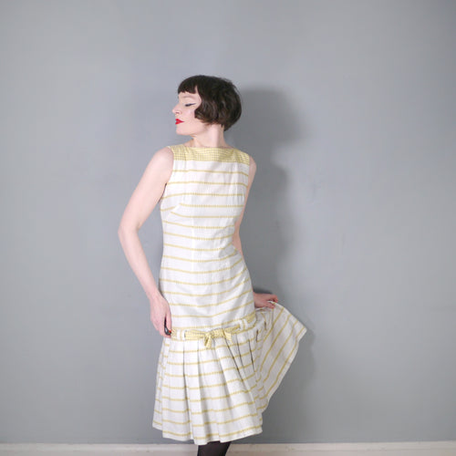50s 60s BACK BUTTONED WHITE AND YELLOW FITTED DRESS WITH PLEATED SKIRT - S-M