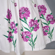 Load image into Gallery viewer, 50s STRAPLESS PURPLE BIG CARNATION BORDER PRINT FULL SKIRTED DRESS - XS-S