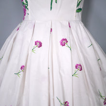 Load image into Gallery viewer, 50s STRAPLESS PURPLE BIG CARNATION BORDER PRINT FULL SKIRTED DRESS - XS-S