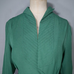 40s GREEN DRESS WITH PEPLUM AND WAIST BUCKLE AND STRAP DESIGN - M-L